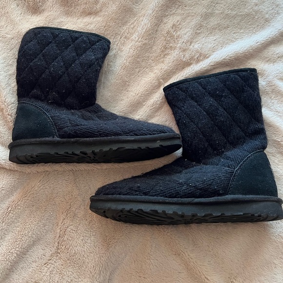 Knitted Uggs - Picture 1 of 3